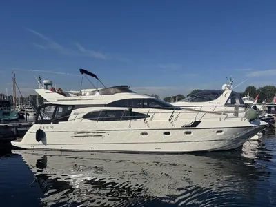 wit motorjacht in een haven