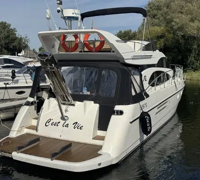 motorjacht aangemeerd bij steiger