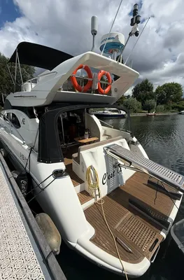 motorjacht aangemeerd bij steiger