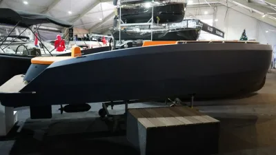 zijkant van aluminium tender in showroom
