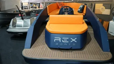 aluminium elektrische tender in showroom