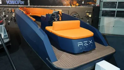 blauwe tender met oranje bekleding in showroom