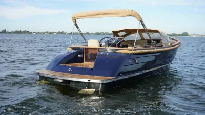 donkerblauwe boot op open water met kap