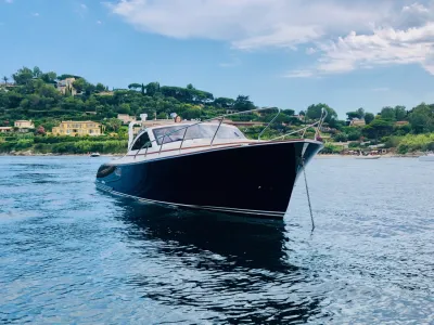 donkere runabout op anker bij kust