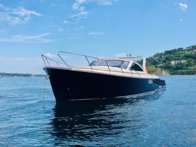 motorboot voor anker op zee