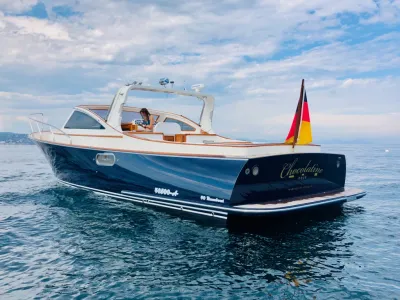 open runabout op rustig water