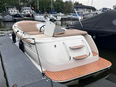 tender afgemeerd naast steiger
