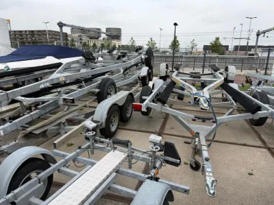 Meerdere boottrailers op opslagterrein