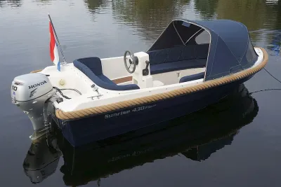 blauwe sloep op rustig water