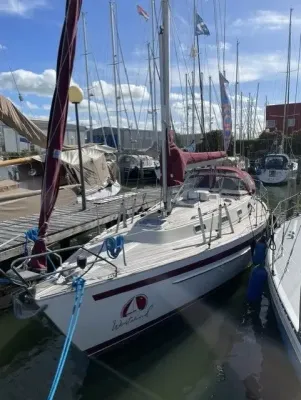 zeiljacht aangemeerd in jachthaven