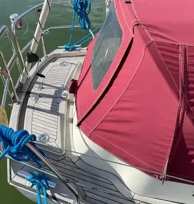 achterdek van zeilboot met kuiptent