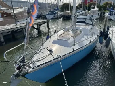 zeiljacht aangemeerd in jachthaven