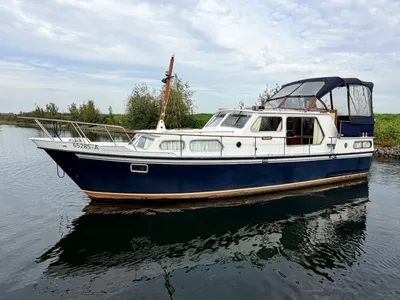 wit-blauw motorjacht op het water