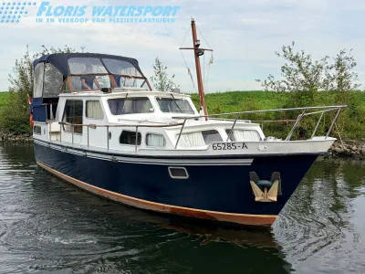 wit-blauw motorjacht in het water