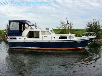 motorcruiser in zijaanzicht op het water