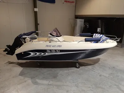 open motorboot in binnenruimte