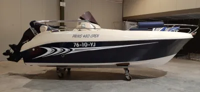 open motorboot in opslagruimte