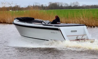sloep varend op water met bestuurder