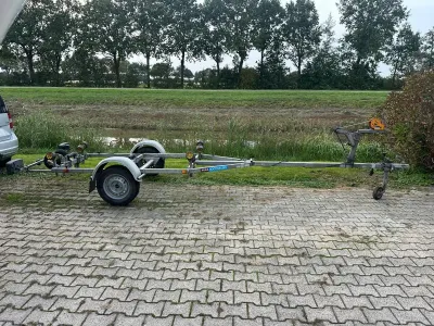 boottrailer op straat bij water