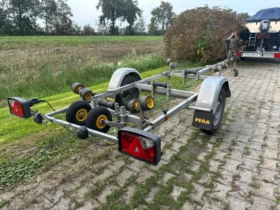 boottrailer op parkeerplaats naast gras