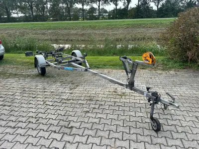 boottrailer op bestrate ondergrond