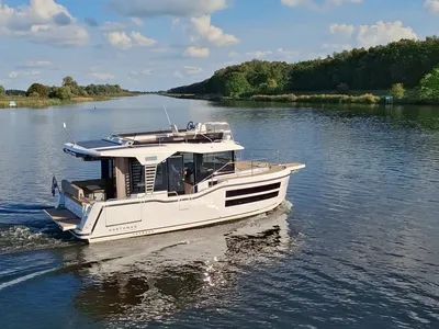 trawler op rustig kanaal met groene oever