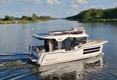 trawler op rustig kanaal met groene oever