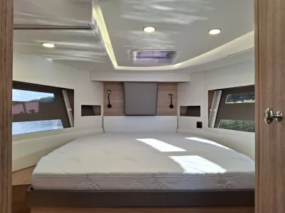 kajuitinterieur met bed en dakluik
