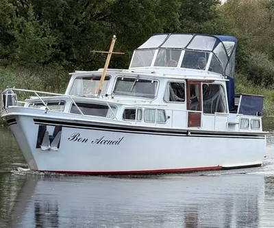 wit motorjacht met kuipkap op rustig water