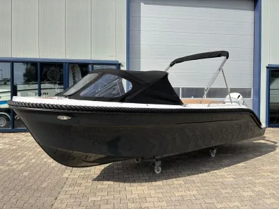 zwarte tender op trailer voor bedrijfspand