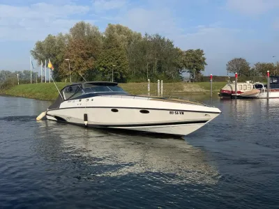 sportcruiser op het water bij steiger