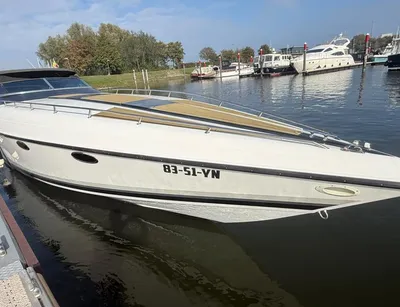 wit motorjacht afgemeerd in de haven