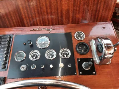 bedieningspaneel met meters en stuurwiel
