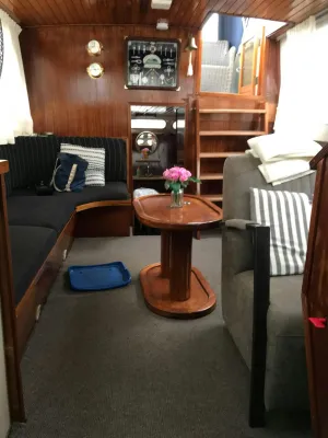 saloninterieur met tafel en zitplaatsen