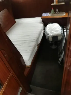 kajuit met bed en wastafel
