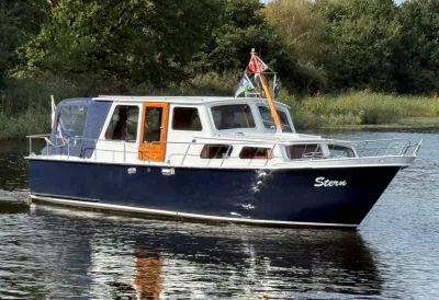motorjacht met cabine op water