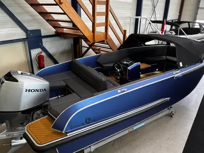 blauwe tender in showroom op trailer