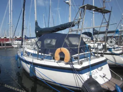 zeiljacht in jachthaven