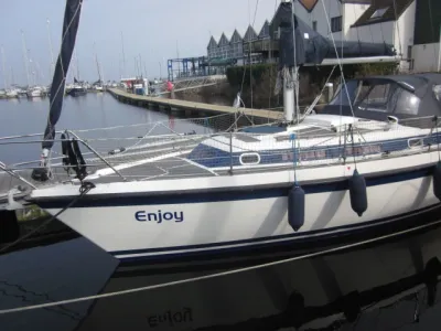 zeilboot aan steiger in jachthaven