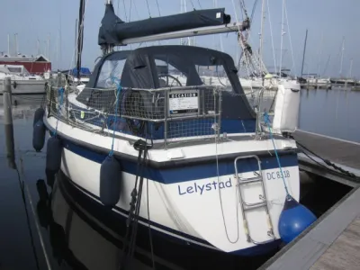 zeilboot afgemeerd in jachthaven