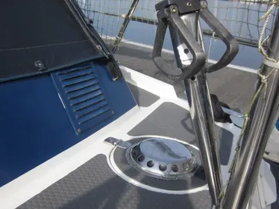 deel van zeilbootdek met luik en reling
