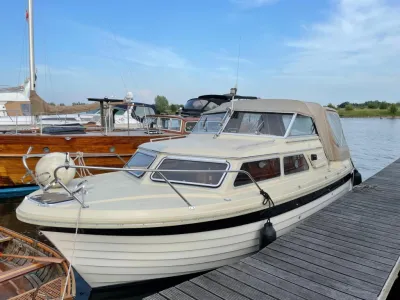 motorboot afgemeerd bij houten steiger