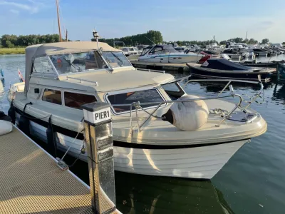 motorboot aangemeerd in jachthaven