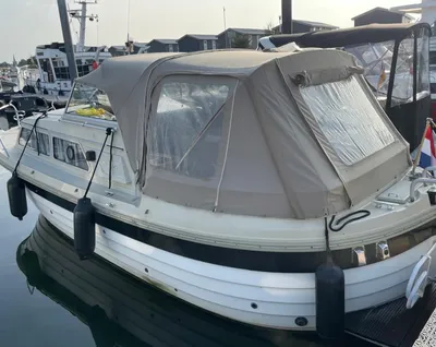 motorboot aan steiger met kuiptent