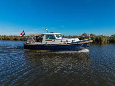 motorjacht op het water met blauwe lucht