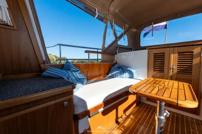 kuip interieur met zitplaats en tafel