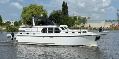 wit motorjacht op het water met cabine
