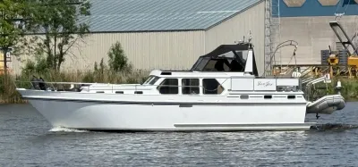 Wit motorjacht op het water, zijaanzicht