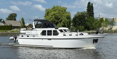 wit motorjacht op rivier zijaanzicht
