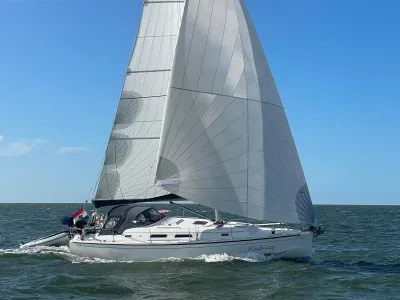 zeiljacht op zee met opgehesen zeilen